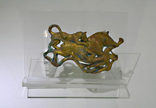 鎏金二豹噬銅豬銅扣飾