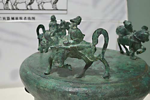 貯貝器蓋上的戰(zhàn)俑