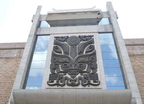 民博館門前的壁雕