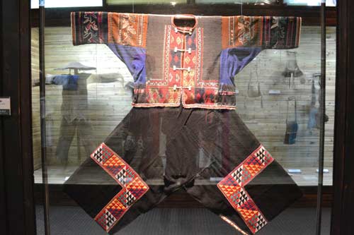 少數(shù)民族服飾陳列