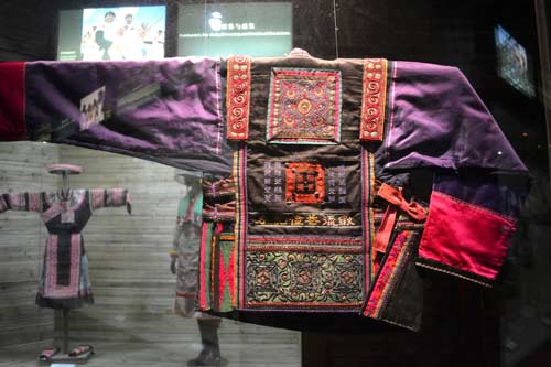 精美的少數(shù)民族服裝